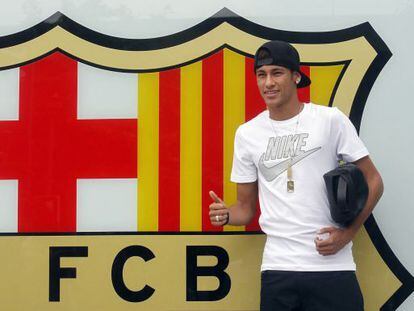 Brazilian soccer player Neymar poses for the media in front of Barcelona&#039;s offices, close to Camp Nou stadium in Barcelona June 3, 2013.