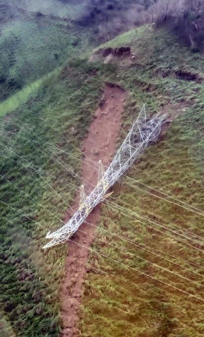 The Federal Electricity Commission (CFE) reported that 58 high voltage structures collapsed in the State of Guerrero.