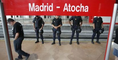 National Police agents in Atocha station during a strike by Renfe workers.