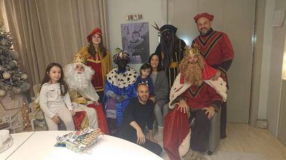 Iniesta (c) with his family in the photo that caused controversy.