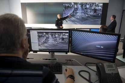 The local chief of police in Marbella, Javier Martín (l), and the council’s computer specialist, José Alonso, explain the new video surveillance system.