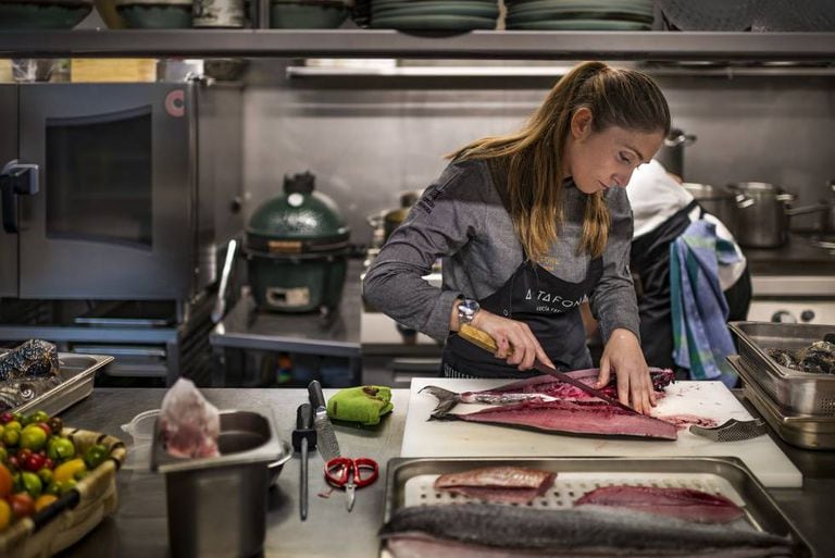 Lucía Freitas in the kitchen of A Tafona, in Santiago.