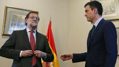 Rajoy fails to shake Sánchez’s outstretched hand.