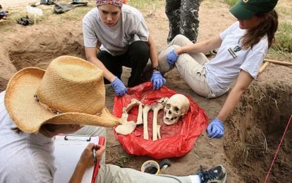 Exhumation of one of the bodies found in Falfurrias (Texas).