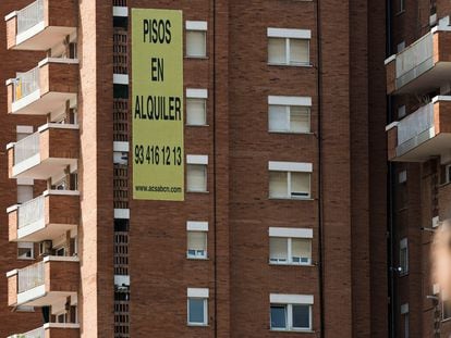 A sign advertising rental properties in Barcelona.