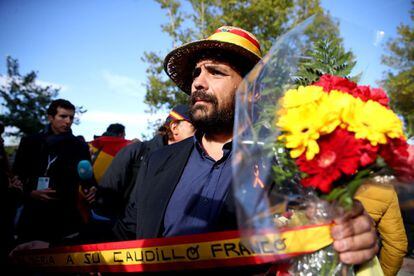 The pro-Franco supporters outside the Pardo-Mingorrubio cemetery on Thursday also shouted slogans such as: “Death to the traitors!” as well as aiming insults against the caretaker prime minister, Pedro Sánchez.