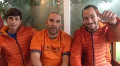 Freed Spanish firefighters Enrique Gonz&aacute;lez, Julio Latorre and Manuel Blanco. 