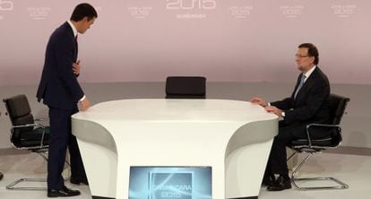Pedro Sánchez (left) and Mariano Rajoy on the set of the head-to-head election debate organized by the Spanish TV Academy.