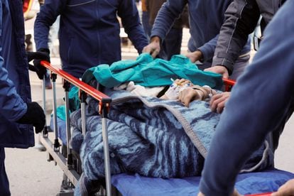 A wounded rescued in Hatay, in Adana, this Wednesday.