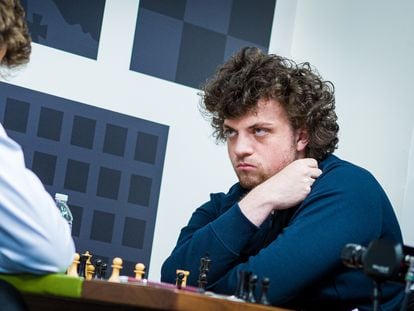 Niemann stares at Carlsen during a match on September 4 in Saint Louis, Missouri.