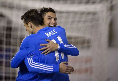Real Madrid&#039;s Portuguese forward Cristiano Ronaldo (R) celebrates with  Welsh striker Gareth Bale.