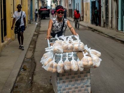 A bread vendor pushes his cart down a Havana street; January 9, 2024.