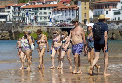 Bathers at La Concha beach in San Sebastián on Saturday.