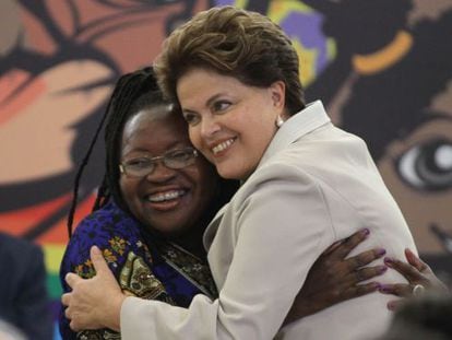 Brazilian President Dilma Rousseff (r) hugs Creuza Maria Oliveira, president of the National Federation of Domestic Workers, in 2011.