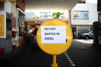 Una señal advierte de que no hay gasolina ni gasoil en una estación de servicio de Buenos Aires este lunes.