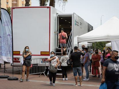 A mobile vaccination point in the Barcelona neighborhood of Ciutat Meridiana.