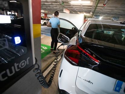 An electric rental car in the parking lot of Palma de Mallorca airport.