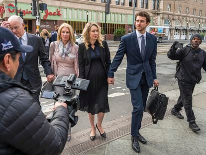 Theranos founder and CEO Elizabeth Holmes, center, walks into federal court in San Jose, Calif., Nov. 18, 2022.