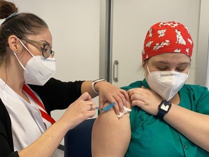 A healthcare professional is vaccinated in Málaga in January.
