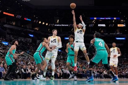 Utah Jazz guard Johnny Juzang (33) shoots against the San Antonio Spurs during the second half of an NBA basketball game in San Antonio, March 29, 2023.