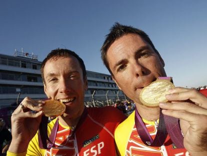 Paralympic cyclists Christian Venge (l) and David Llaurad&oacute; show off their medals.