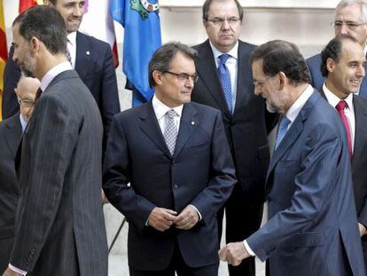 Prime Minister Rajoy (front right) passes by Catalonia&#039;s regional premier Artur Mas (c).
