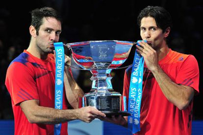 David Marrero (l) and his partner Fernando Verdasco pose with the winners&#039; trophy after beating  Bob and Mike Bryan.