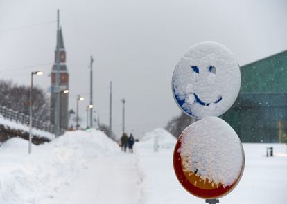 Snowy traffic sign with a smiling face
