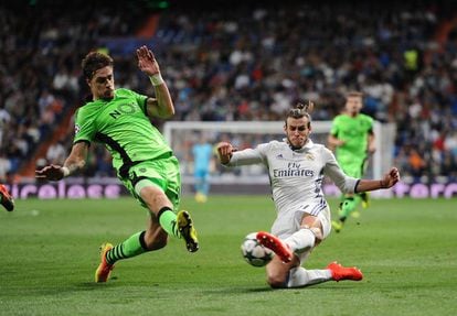 Gareth Bale clashes with Sporting's Sebastián Coates.