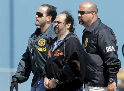 Rodrigo Tovar Pupo, escorted by US police, in an image from 2008.