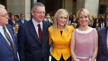 Regional premier Cristina Cifuentes (in yellow) surrounded by her predecessors Joaquín Leguina, Alberto Ruiz-Gallardón, Esperanza Aguirre and Ignacio González.