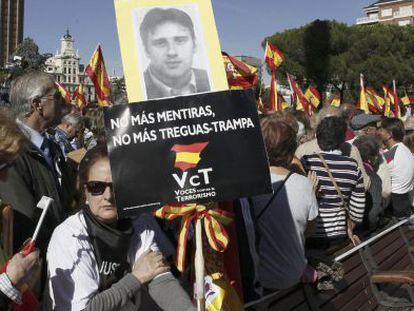 A demonstrator at Sunday's protest holds up a photo of PP councilor Miguel Ángel Blanco, who was killed by ETA.