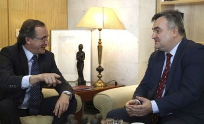 Spanish Health Minister Alfonso Alonso (left) and Russian embassy representative Sergey Melik-Bagdasarov met to discuss how to obtain medication for the diphtheria-stricken child.