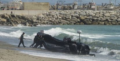 Civil Guards with a boat used by drug traffickers.
