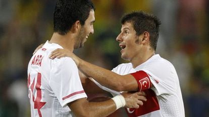 Turkey&#039;s Arda Turan (l) celebrates with his teammate Emre Belozoglu after scoring a goal against Romania in 2010. 