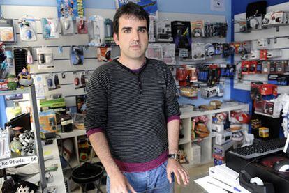 Alejandro Fernández in his computer shop in Avilés.