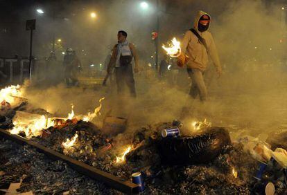 Protestors light fires during an anti-government demonstration in Caracas on February 19.