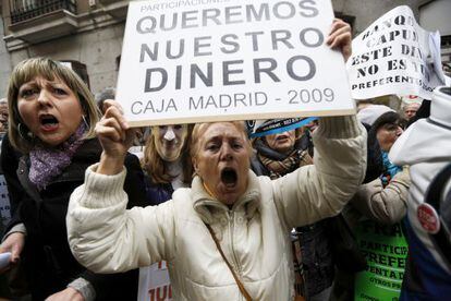 Preferred shareholders protest outside High Court building in Madrid.