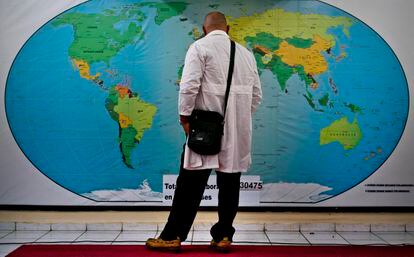 A doctor in Havana looks at a map of the sites where there are Cuban medical missions, before leaving for Mozambique, in 2019.