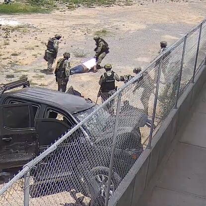 Mexican military troops dragging one of the wounded men in Nuevo Laredo (Tamaulipas), on May 18, 2023.