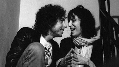 Bob Dylan and Patti Smith chat at a party in Greenwich Village in 1975