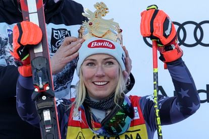 A crown is placed on United States' Mikaela Shiffrin's head after she won an alpine ski, women's World Cup giant slalom, in Kronplatz, Italy, Wednesday, Jan. 25, 2023.