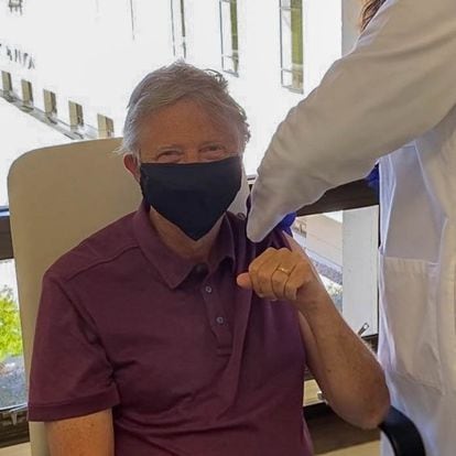 Bill Gates receives his first dose of the Covid vaccine. Photo shared by Gates on his Twitter account on January 22.
