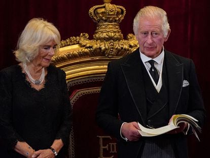 Carlos III y la reina consorte, Camila, este sábado en el Salón del Trono del Palacio de St. James, durante su proclamación formal como nuevo rey del Reino Unido