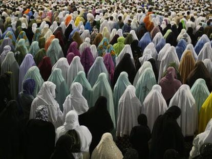 Muslim women pray outside the Great Mosque in Mecca in 2009.