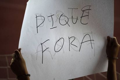 A sign against Piqué on Monday.