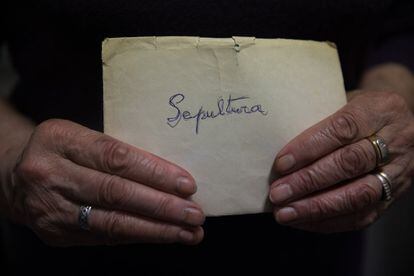 Francisca Atienza Ocasar holds an envelope containing the paperwork from the burial of her father-in-law, Tomás de la Torre. When Martín’s father was released from prison, he went to work in Bilbao. Many years later, once he had retired, he returned to Cevico and lived the last eight years of his life there. They never spoke about what happened during the Civil War, and Martín never asked him about his mother to avoid bringing up painful memories.