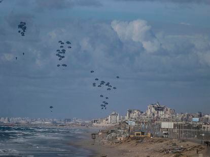 U.S. planes drop humanitarian aid packages over northern Gaza.