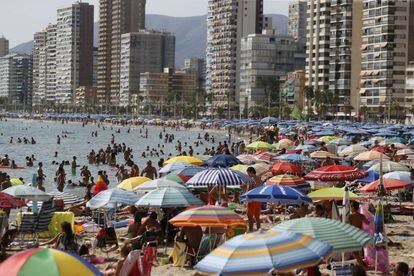 Thousands of tourists packing Levante beach in Benidorm