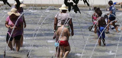 People cool off in a fountain in Madrid Río.